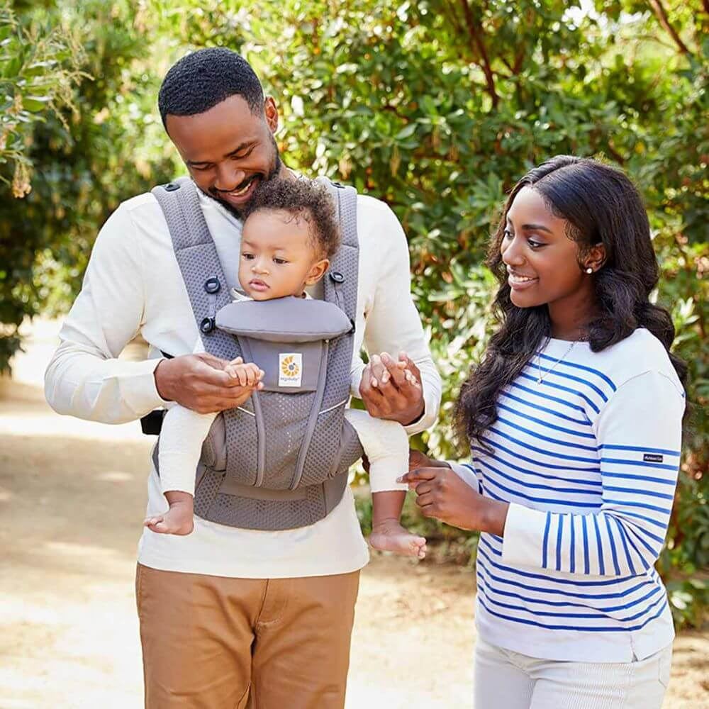 Ergobaby Omni Breeze Baby Carrier - Lightweight Newborn to Toddler Carrier with Breathable Soft Mesh, Enhanced Lumbar Support, Adjustable Waistbelt & Cross Straps, Privacy Hood, 4 Carry Positions, 3-20Kgs, Birth - 4 Years, Graphite Grey